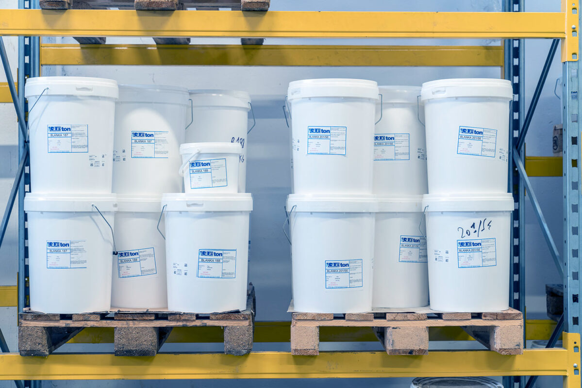 due bancali con secchi di colla vinilica Glueton pronti per partire. I secchi sono da 30kg più un campione per i test da 5kg secchi con etichetta personalizzata.