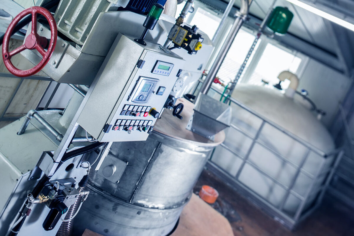 La miscelazione degli ingredienti è una fase fondamentale di una ricetta per una colla green e viene eseguita all'interno dei nostri macchinari in Glueton