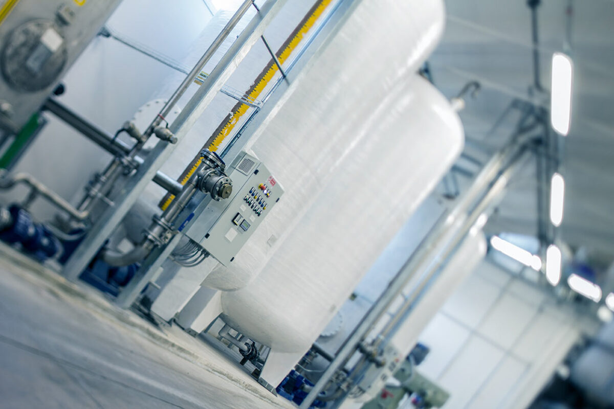 Glueton produce e stocca in questi enormi silos la colla vinilica realizzata su misura per il  cliente