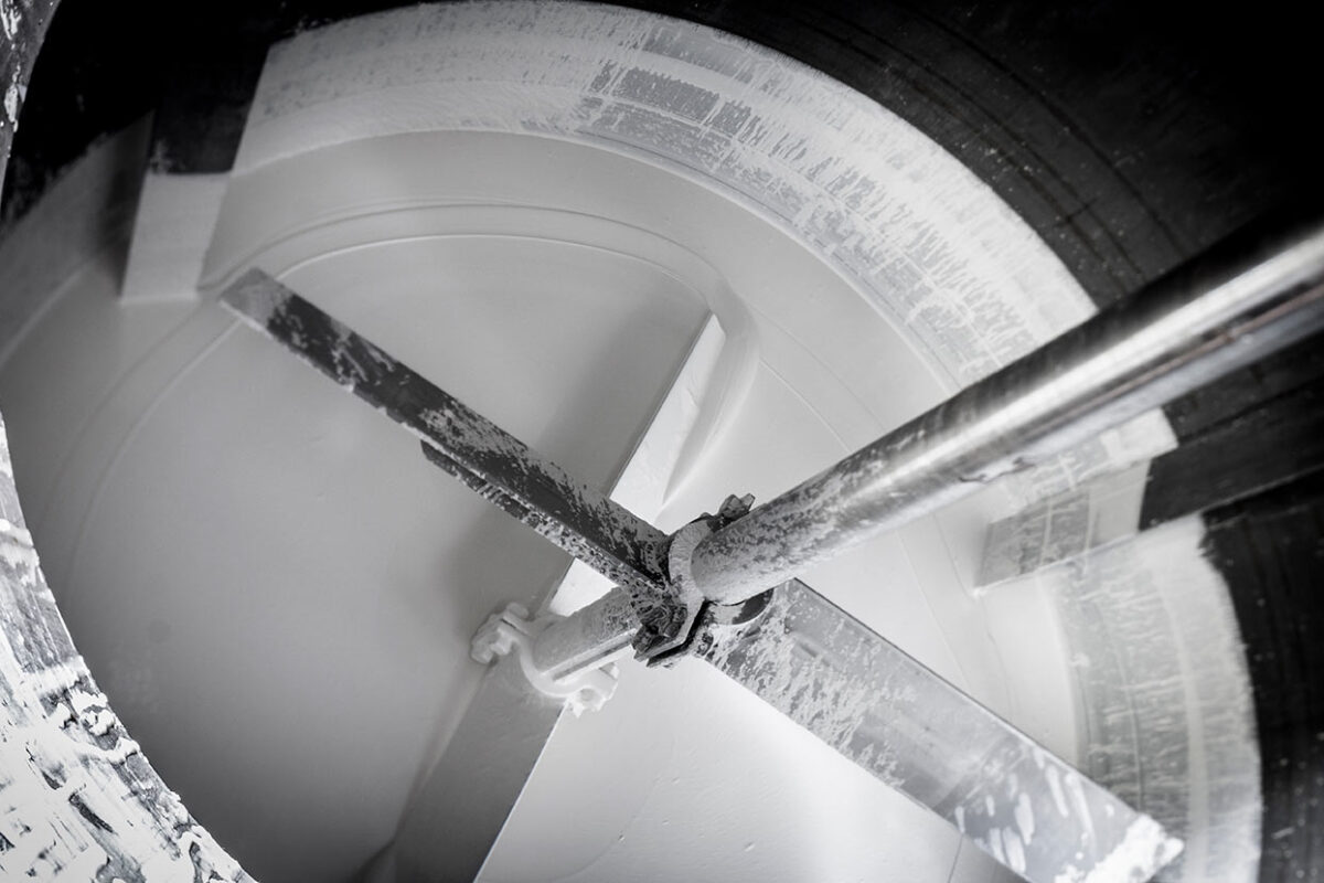 Miscelatore per colla vinilica, si vede l'agitatore e la colla in grande quantità. Il Miscelatore fa parte dell'impianto produttivo di Glueton