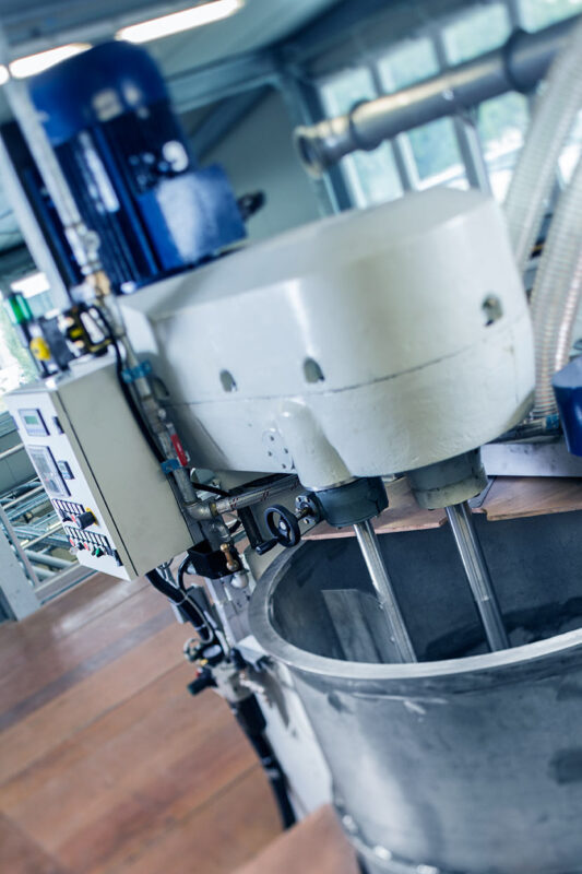 uno dei macchinari utilizzati per la produzione di colla personalizzata in Glueton la centrifuga elettronica permetta un perfetto mix degli ingredienti della ricetta