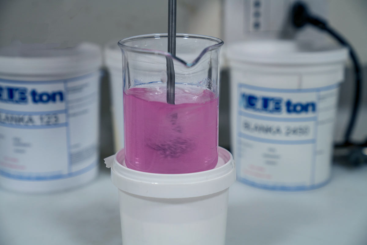 Particolare di un test di laboratorio effettuato da un tecnico specializzato Glueton per la formulazione di una colla poliuretanica personalizzata