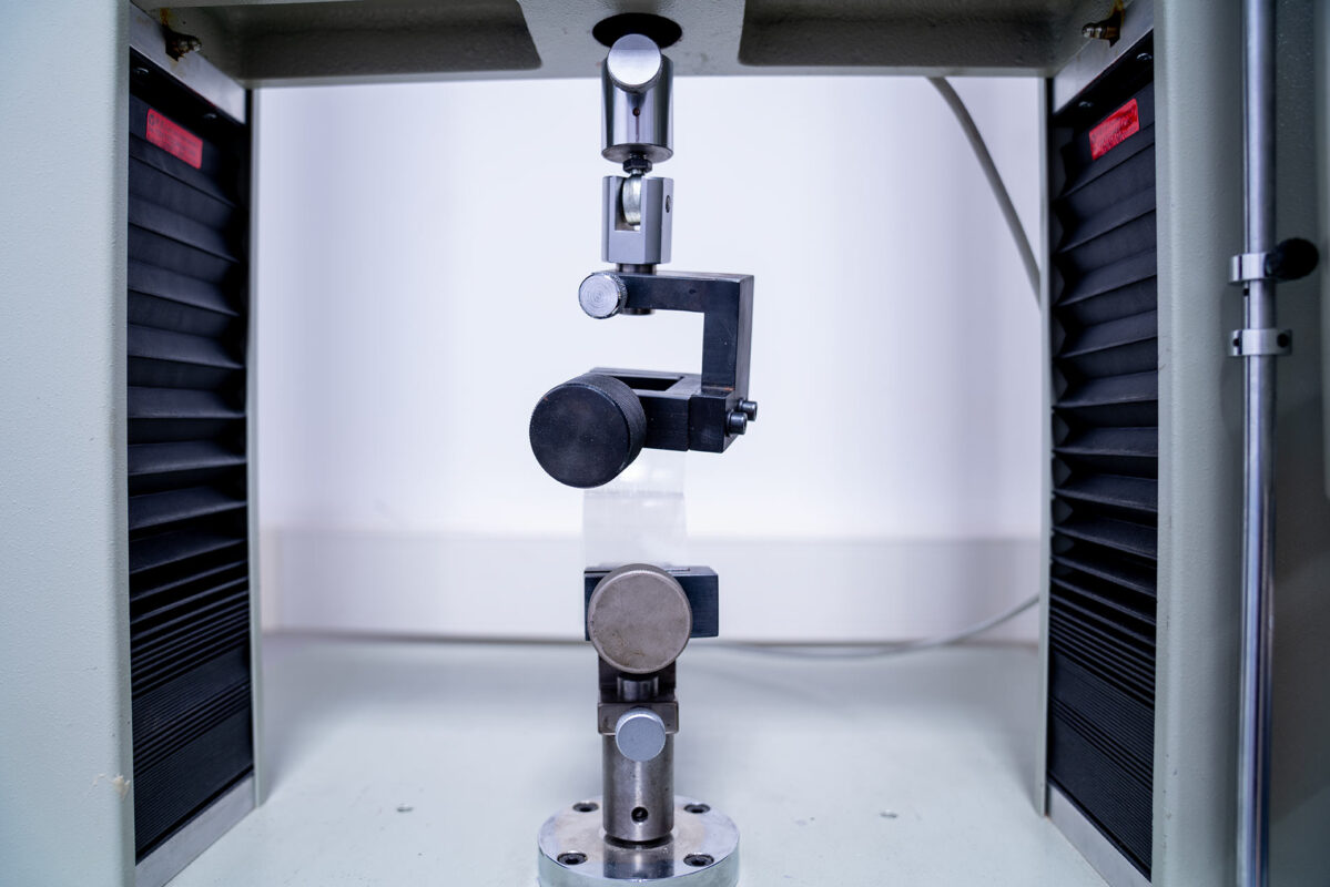 il dinamometro misura la forza dell'incollaggio fra due substrati nel laboratorio Glueton