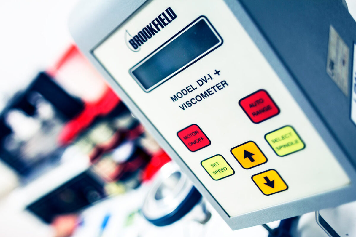 Il viscosimetro in foto è uno strumento fondamentale del laboratorio Glueton. il modello Brookfield è preciso ed affidabile